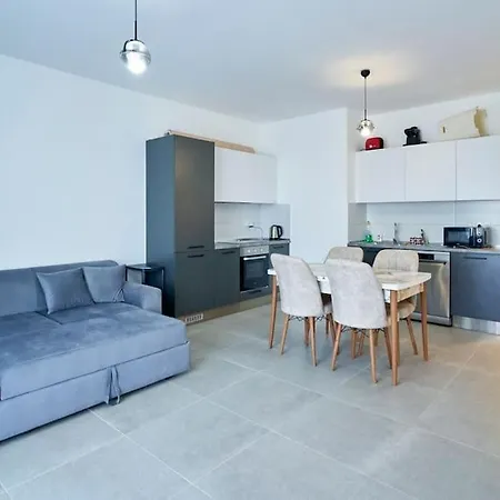 One Br With A Terrace And Huge Pool Apartman