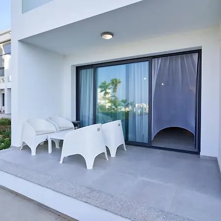 Apartman One Br With A Terrace And Huge Pool Ayios Amvrosios